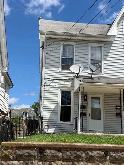 221 W North St, WAYNESBORO, PA, 17268-1215 | Card Image