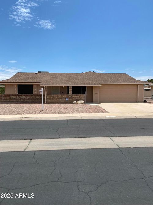 10532 W Kingswood Cir, Sun City, AZ, 85351-2261 | Card Image