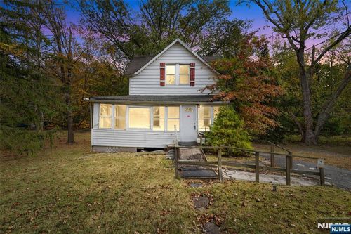 256 Pascack Rd, Woodcliff Lake, NJ, 07677-7949 | Card Image