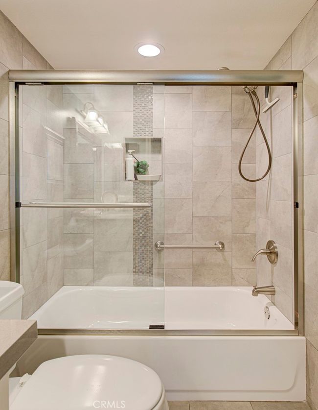 Shower/tub combo in guest bathroom. | Image 28