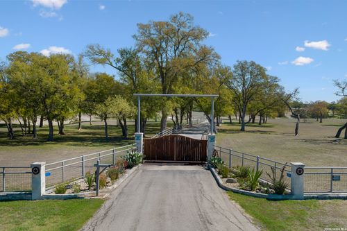 521 Bluff Creek Rd, Center Point, TX, 78010-5419 | Card Image