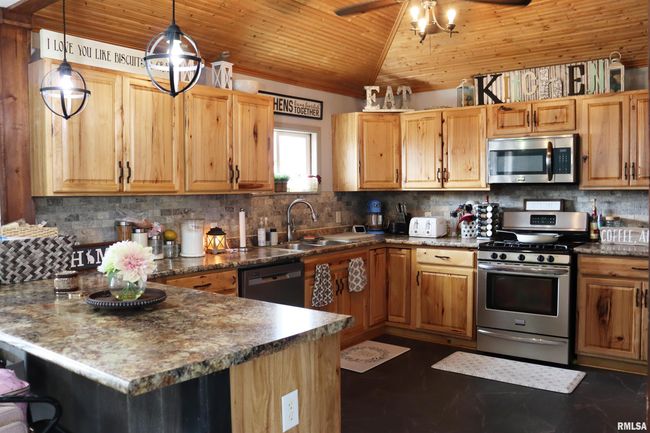 558 E Prospect St, House other with 3 bedrooms, 3 bathrooms and null parking in Farmington IL | Image 4