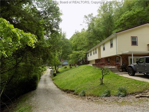 225 Red Bud Ter, Belle, WV, 25015-1403 | Card Image