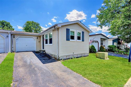 164 Village Cir W, Manorville, NY, 11949-9675 | Card Image
