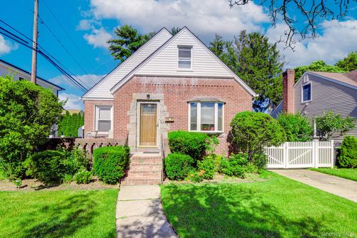32 Celler Ave, New Hyde Park, NY, 11040-2015 | Card Image