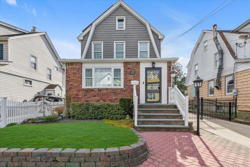 17 Everett St, Lynbrook, NY, 11563-3230 | Card Image