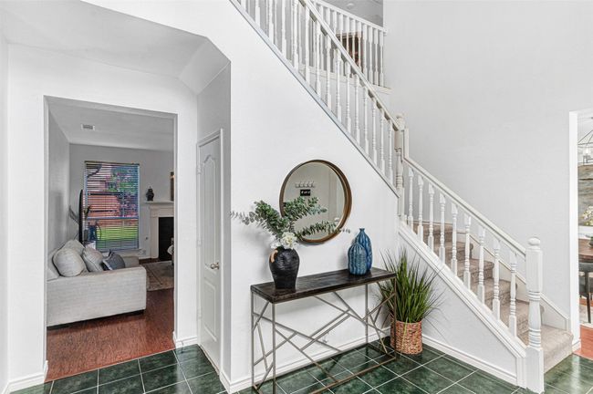 Inviting entry with plenty of room for greeting. | Image 6