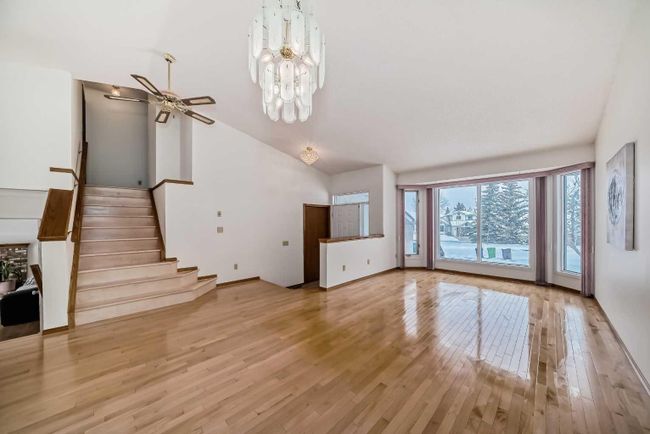 19 Sandringham Close Nw, Home with 4 bedrooms, 3 bathrooms and 4 parking in Calgary AB | Image 3