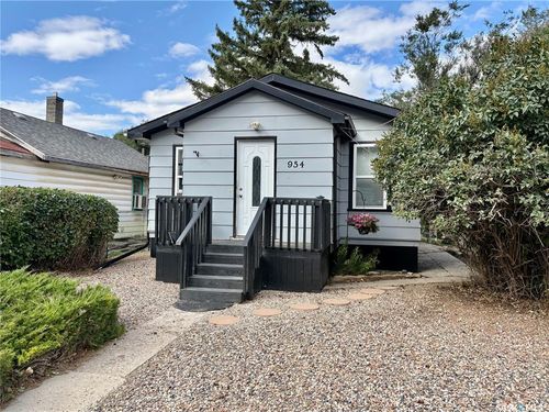 954 Ominica St W, Moose Jaw, SK, S6H1Y7 | Card Image
