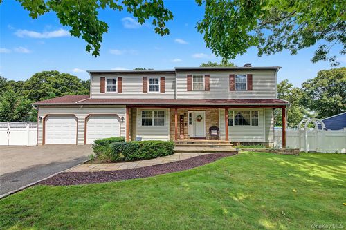 7 David Dr, Selden, NY, 11784-1428 | Card Image