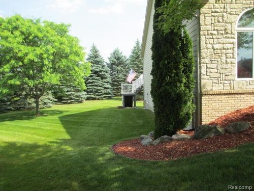 6073 Belmont Ct, Grand Blanc, MI, 48439-8679 | Card Image