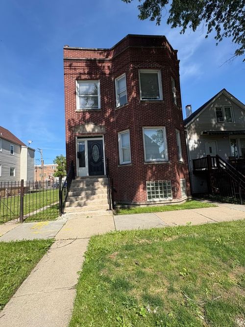 2-8211 Escanaba Ave, Chicago, IL, 60617-2120 | Card Image