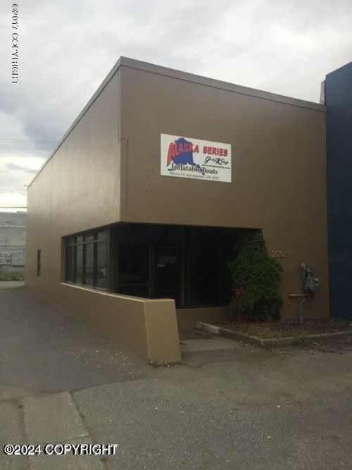 220 Center Ct, Anchorage, AK, 99518-1621 | Card Image