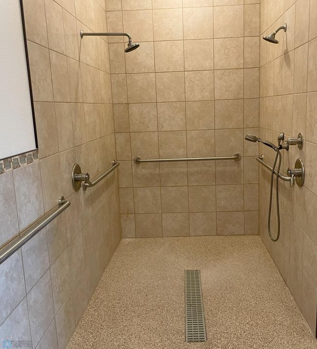 Roll-In Master Shower.jpg | Image 17