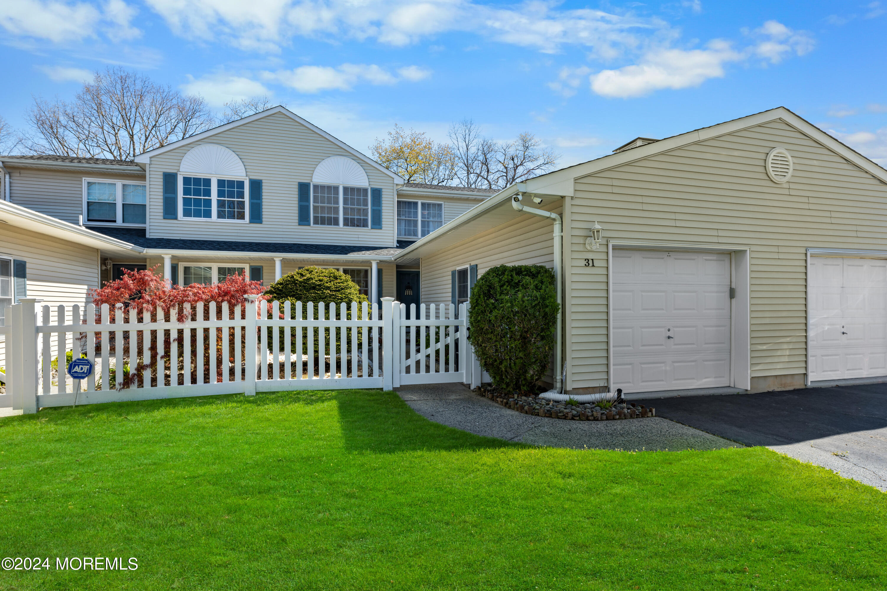 131 31 Cherrywood Circle, For Sale in Brick Zoocasa