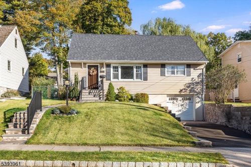 31 Oak Ln, Verona, NJ, 07044-2233 | Card Image