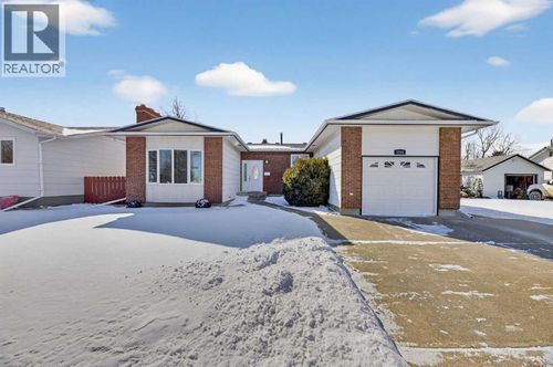 2205 23 Ave, Coaldale, AB, T1M1H7 | Card Image