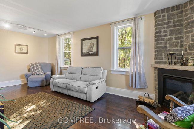8 Laura St, House other with 5 bedrooms, 3 bathrooms and 4 parking in Lyn ON | Image 16
