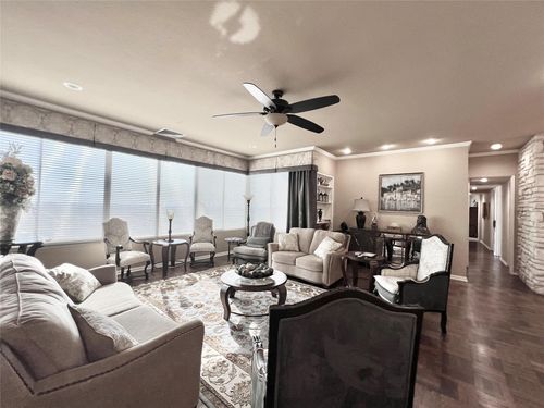 ph3-2016 Main St, Houston, TX, 77002-8848 | Card Image