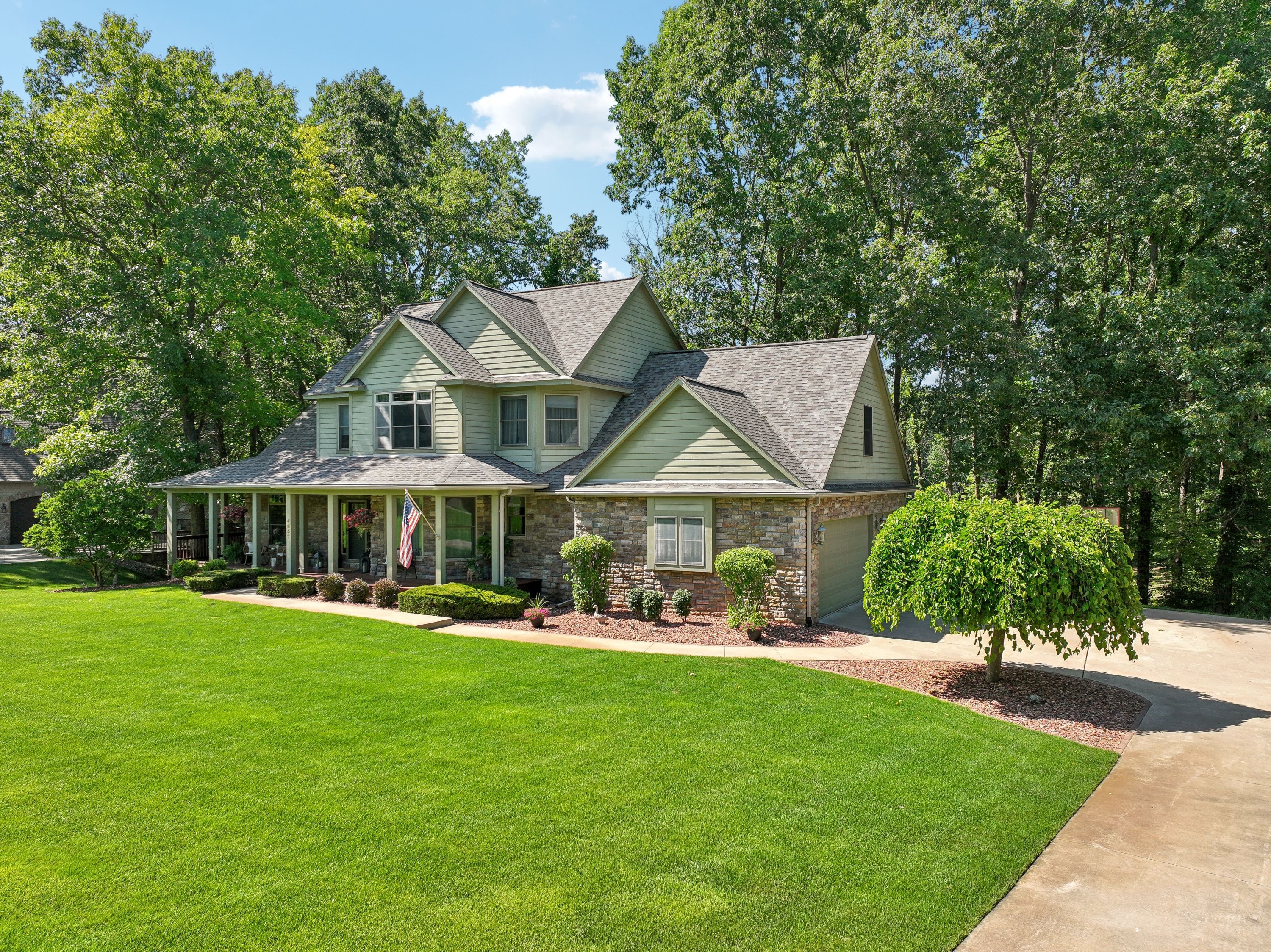 Lakeshire Dr, Howell, MI 48843