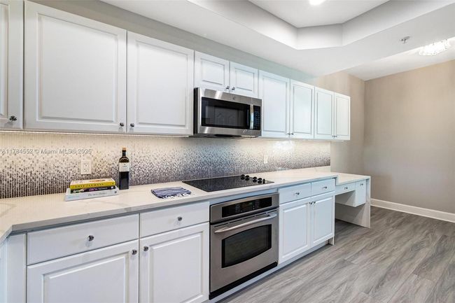 300 - 7598 Sw 102 Nd St, Condo with 3 bedrooms, 3 bathrooms and null parking in Pinecrest FL | Image 4