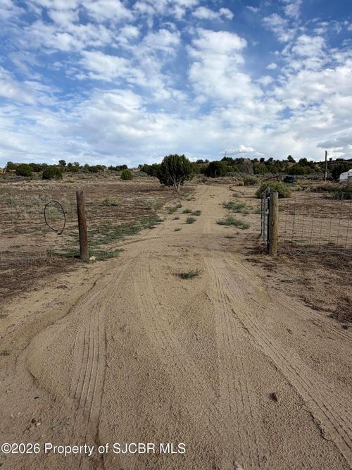 957 Road 4990, Bloomfield, NM, 87413-9634 | Card Image