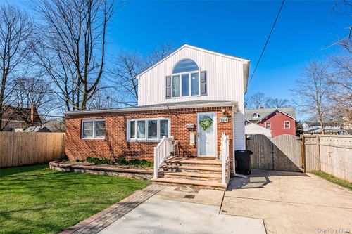 1534 12th St, West Babylon, NY, 11704-3635 | Card Image