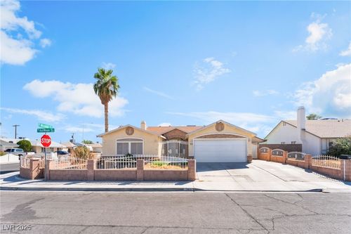 5801 Halfmoon Way, Las Vegas, NV, 89108-4772 | Card Image