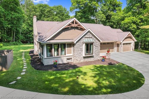 11500 Lisa Lori Ln, South Lyon, MI, 48178-8519 | Card Image