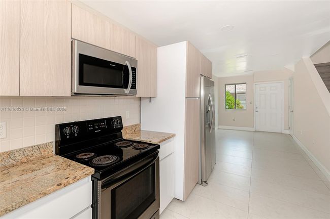 813 Nw 3 Rd Ave, Townhouse with 3 bedrooms, 3 bathrooms and null parking in Fort Lauderdale FL | Image 9