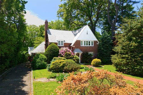 10 Crescent Road, North Hempstead, NY, 11050 | Card Image