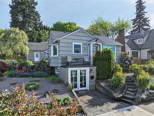 905 Columbia St, Hood River, OR, 97031-1723 | Card Image