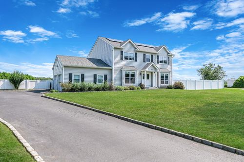 24 Pleasant Ct, Calverton, NY, 11933-1408 | Card Image