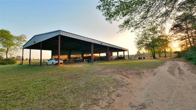 Covered structure with 3 hourse stables and office | Image 9