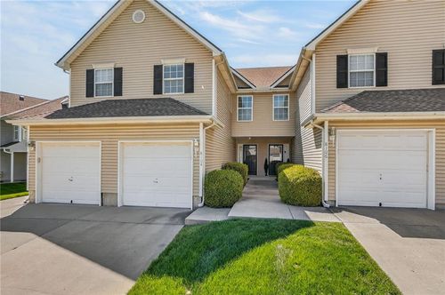 8104 N Lawn Ave, Kansas City, MO, 64119-1048 | Card Image