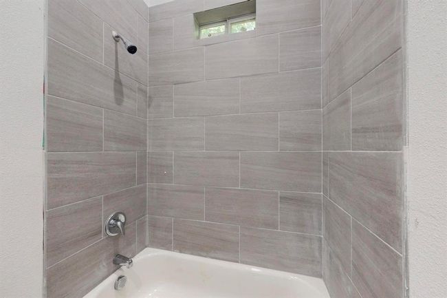 Bathroom with tiled shower / bath | Image 26