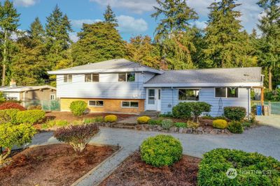 Wonderful front yard with circular driveway. | Image 1