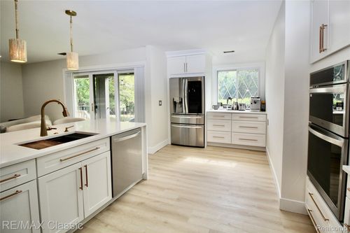 42160 Woodward Ave, Bloomfield Hills, MI, 48304-5157 | Card Image