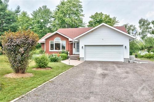 158 Muirfield Crt, Pakenham, ON, K0A2X0 | Card Image