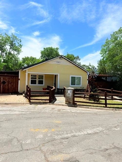 3028 Carnation Ave, Fort Worth, TX, 76111-2717 | Card Image