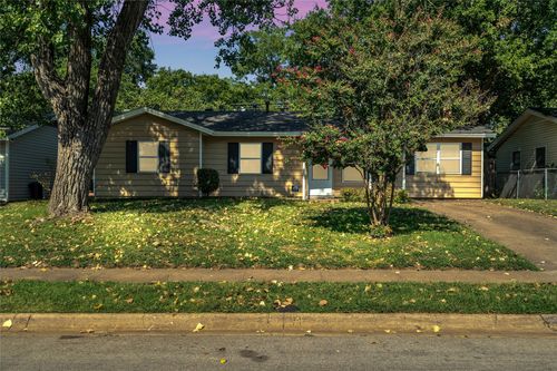 815 Milam Dr, Euless, TX, 76039-3206 | Card Image