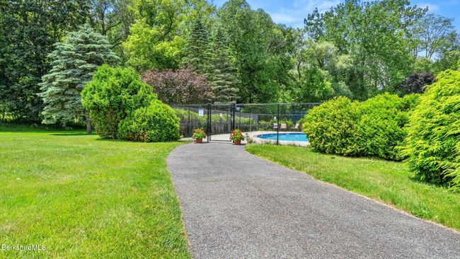 424 N Hemlock Ln, Condo with 3 bedrooms, 3 bathrooms and 2 parking in Williamstown MA | Image 36