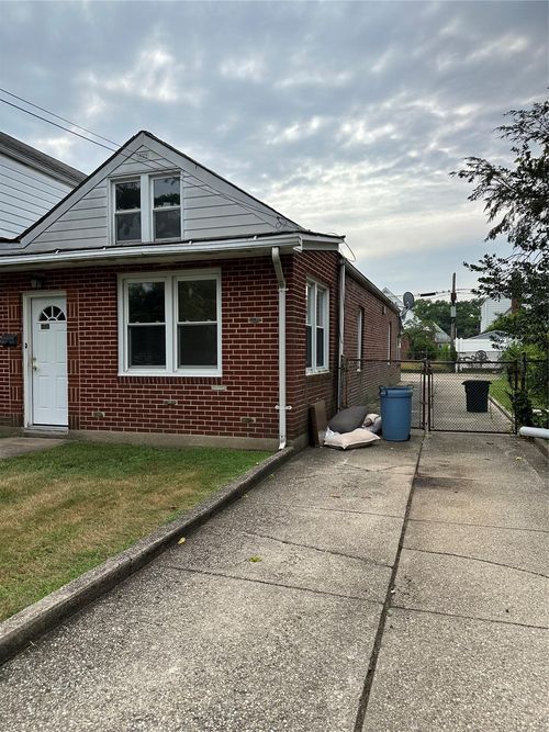 86 Range St, Queens Village, NY, 11427-2722 | Card Image