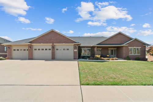 834 7th St Sw, Dyersville, IA, 52040-1522 | Card Image