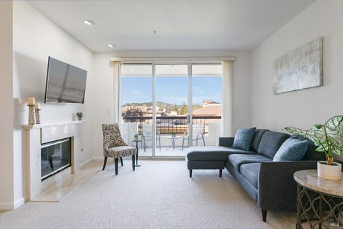 apt-3d-400 Deer Valley Rd, San Rafael, CA, 94903-5520 | Card Image