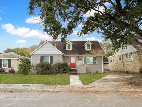 2413 Pakenham Dr, Chalmette, LA, 70043-4727 | Card Image