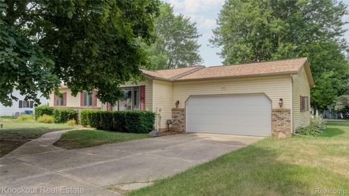 8555 Gallant Fox Trl, Flushing, MI, 48433-8804 | Card Image