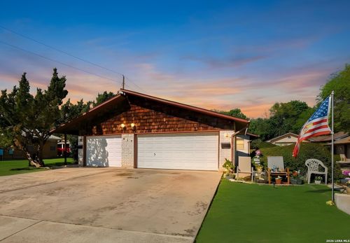 818 Lois St, Kerrville, TX, 78028-5152 | Card Image