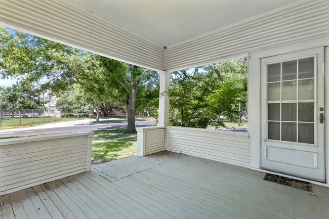 911 N Avenue C, House other with 3 bedrooms, 2 bathrooms and null parking in Elgin TX | Image 5