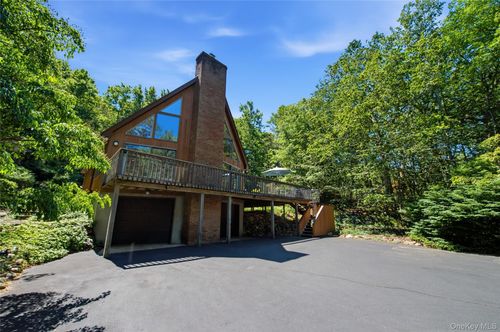 73 Glen Rd, Calverton, NY, 11933-1121 | Card Image